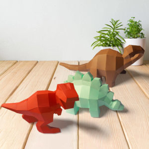 3 dinossaurinhos juntos vermelho verde claro e marrom