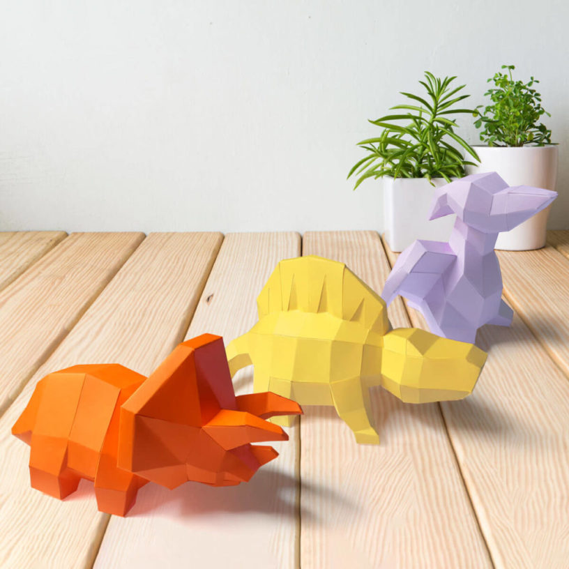 3 dinossaurinhos juntos laranja amarelo lilas