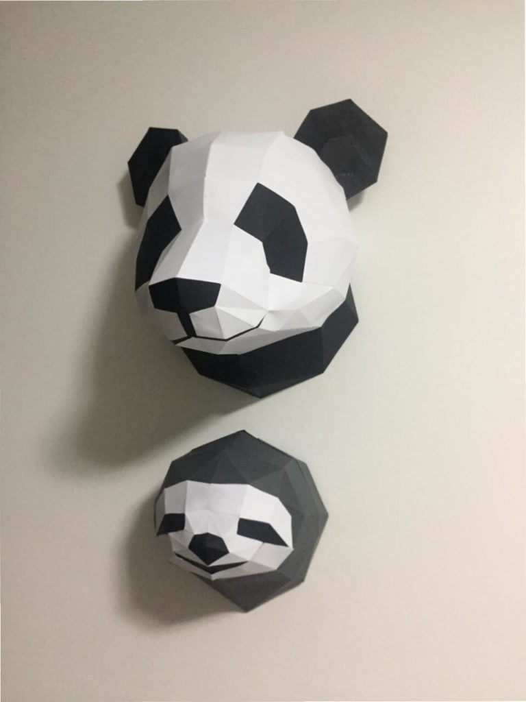 Cabeça de panda e bicho preguiça na parede